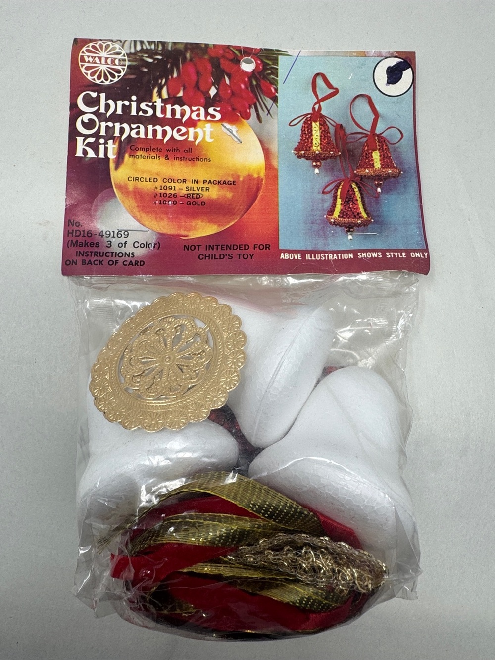 VINTAGE WALCO CHRISTMAS ORNAMENT KIT MAKES 3 BELLS PUSH PIN BEAD SEQUIN CRAFT